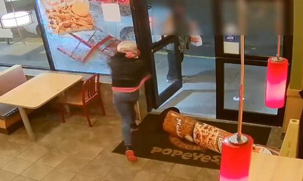 بالفيديو: لماذا حطمت هذه المرأة محتويات مطعم للوجبات السريعة؟