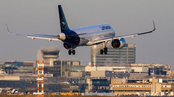 القبض على رجل وجه تعليمات "خطيرة" لطيارين في الجو بألمانيا