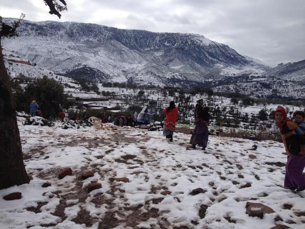 وفاة سيدة بعد وضع مولودها بجبال أزيلال ونشطاء يتساءلون عن مروحية وزارة الصحة