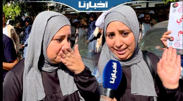 وسط احتجاجات الأساتذة.. أم تبكي بحرقة على "ضياع" أبنائها