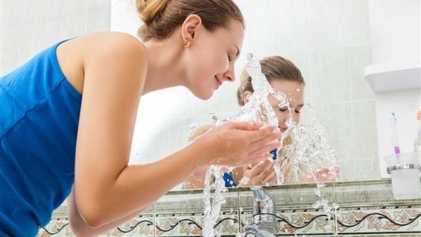 أخطاء ترتكبينها عند تنظيف وجهك