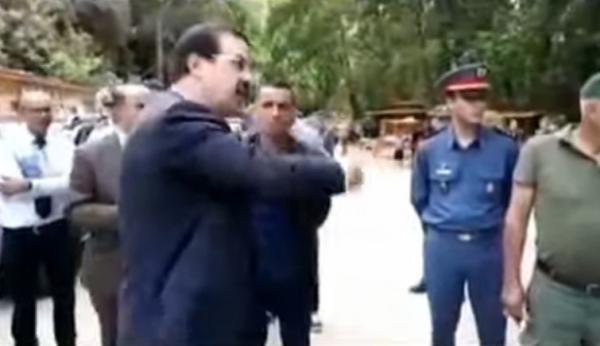 فيديو مثير...عامل إفران "محيح" على المسؤولين أمام الكاميرا ويصرخ في وجههم: "سي فيني"