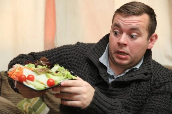 بريطاني يتناول السجق والبطاطا فقط يومياً منذ 22 عاماً