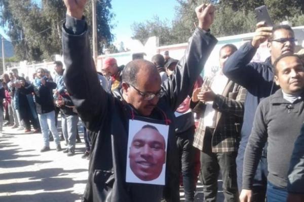 بعد سجنه بسبب تدوينة فايسبوكية..هذا ما أقدمت عليه عائلة "بودا" للتضامن معه