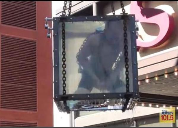 بالفيديو: نجاة مغامر كاد أن يموت غرقاً  في عرض مباشر