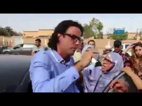 "طبيب الفقراء" يقرر اعتزال مهنة الطب..ويعلن " الا المغرب ماقبلش علي غادي نمشي للخارج"