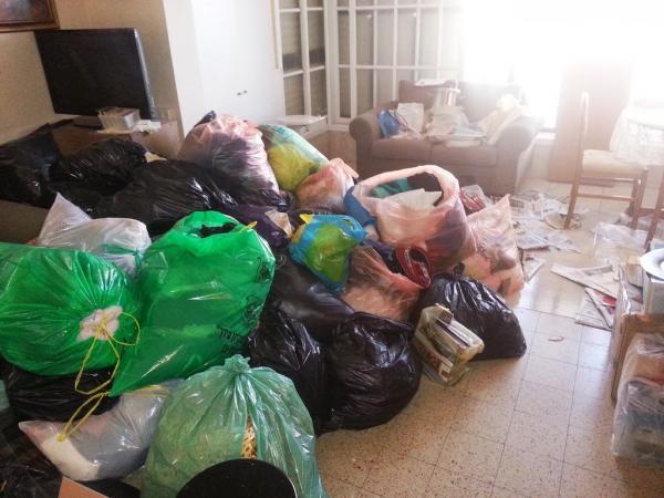 غريب: سقوط "جبل" من الملابس القديمة يودي باختناق أسرة مغربية باسبانيا