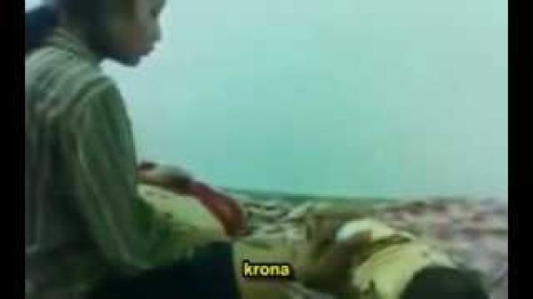فيديو يصور أما تعذب رضيعها بلا رحمة و لا شفقة