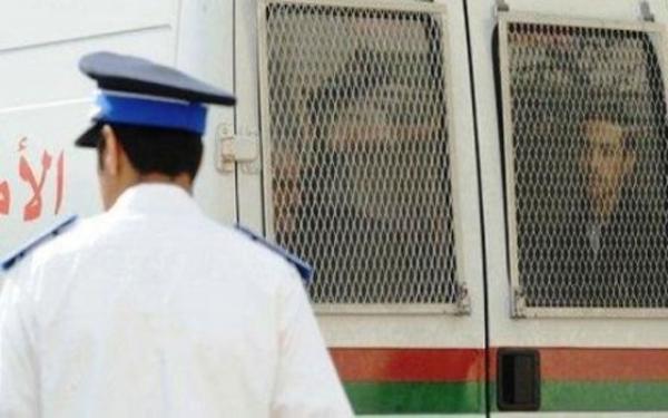 الدار البيضاء .. القرطاس لاعتقال ثلاثة مجرمين روعوا المواطنين و هددوا رجال الشرطة بأسلحة بيضاء لتخليص زميلهم