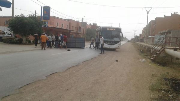 فلتنا من فاجعة... اصطدام عنيف بين حافلة لنقل الركاب ودراجة "تريبورتور" وهذا ماوقع