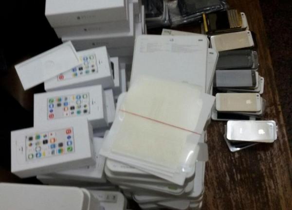 مدير يسرق 5700 هاتف من مصنع آيفون