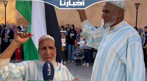 شيخ طاعن في السن يحمل علم فلسطين ويدعو الله "ياربي وريهم القدرة ديالك"