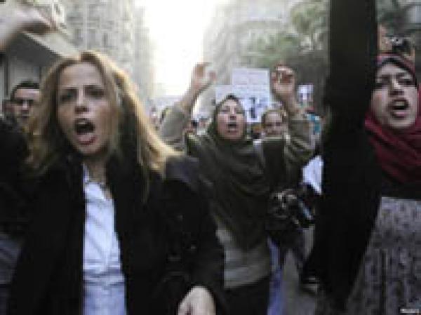 محكمة مصرية تأمر الجيش بوقف كشف العذرية على السجينات