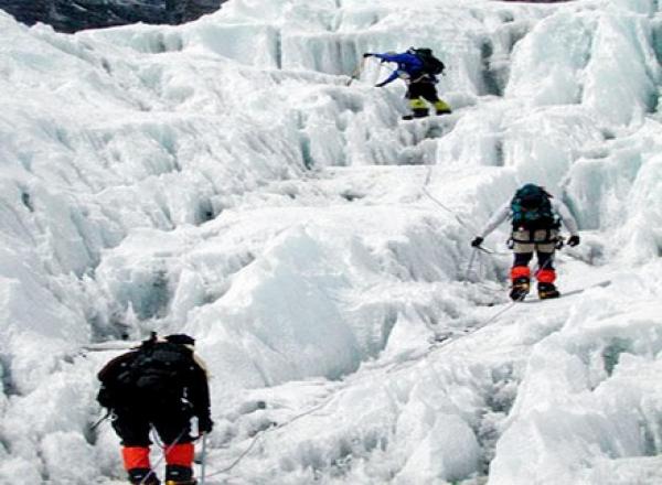 نيبال: لن يتم إلغاء رحلات التسلق على جبل «إيفرست»