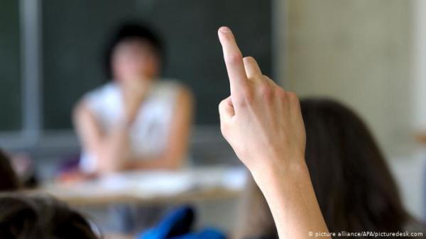 معلمة إسبانية تستخدم جسدها لتعليم تلاميذها علم التشريح!