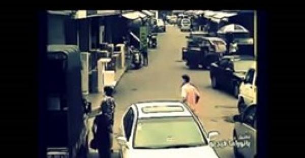 بالفيديو.. لحظة اختطاف لص لحقيبة فتاة وإمساك المارة به