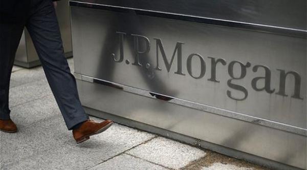 لص يقتحم البنوك ويكتفي بسرقة السجاد فقط