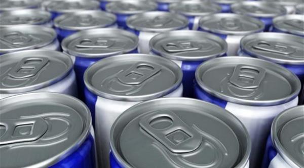 خبراء يحذرون.. مشروبات الطاقة تشكل خطرا على المراهقين