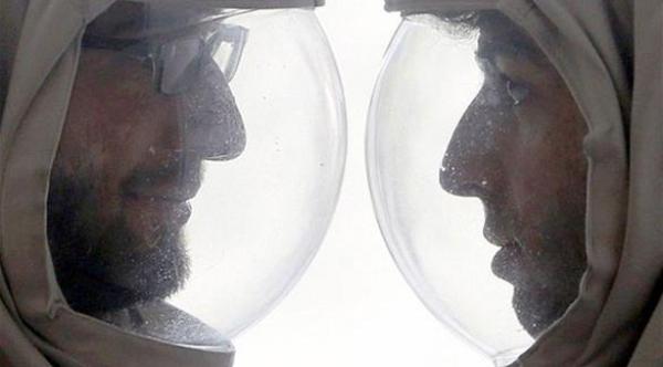 بالصور: توأمان يعيشان بـ"أقنعة فضاء"
