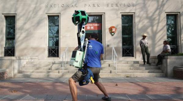  أحد موظفي غوغل يعد أجهزته قبل الشروع في التقاط صور لجزيرة الحرية في نيويورك لصالح غوغل ستريت فيو (المصدر) 