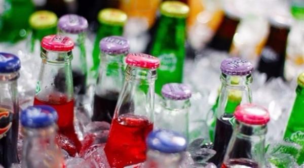 "لوبي" شركات المشروبات الغازية يٌرغم الحكومة على إلغاء هذه الضريبة