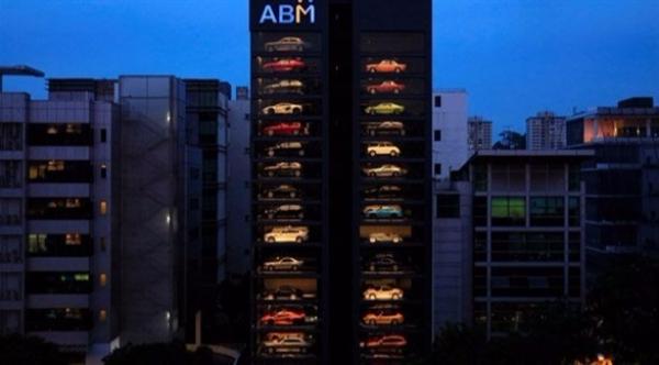 آلة بيع عملاقة لعرض سيارات فارهة للزبائن