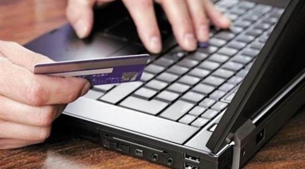 اشترى هاتفاً من الانترنت.. فسلموه قطعة طوب