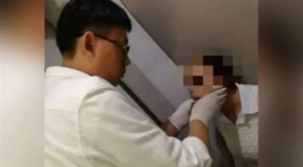 تصاب بخلع فكها بعد ضحكها بصوت مرتفع