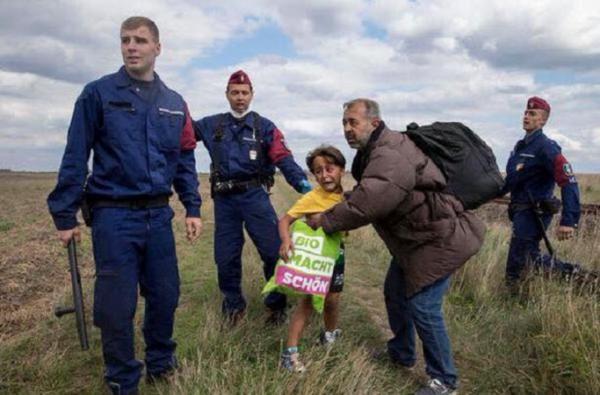 اللاجئ السوري الذي ركلته صحفية مجرية يتلقى خبرا سعيدا