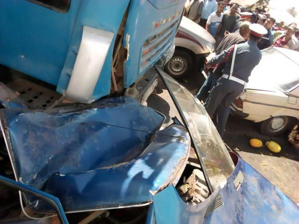 شاحنة تدهس مجموعة من السيارات و المواطنين بسوق عين السبيت و تخلف عدة ضحايا