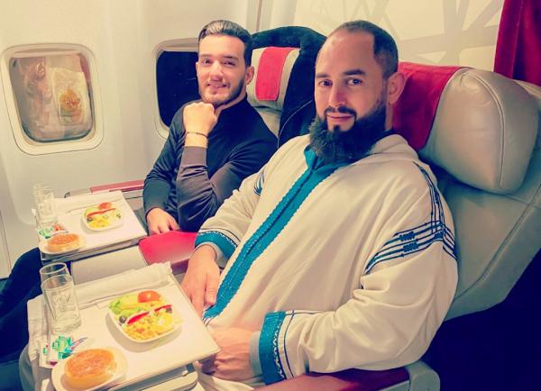 جدل كبير يعقب نشر الداعية " رضوان بن عبد السلام" لـ "صورة"جمعته  بالفنان "زهير بهاوي" على متن طائرة