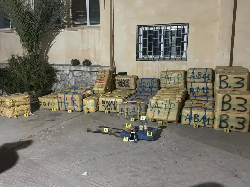 بعد مطاردة وإطلاق نار.. اعتقالات وحجز أطنان من "الحشيش" كانت معدة للتهريب بواد  زم