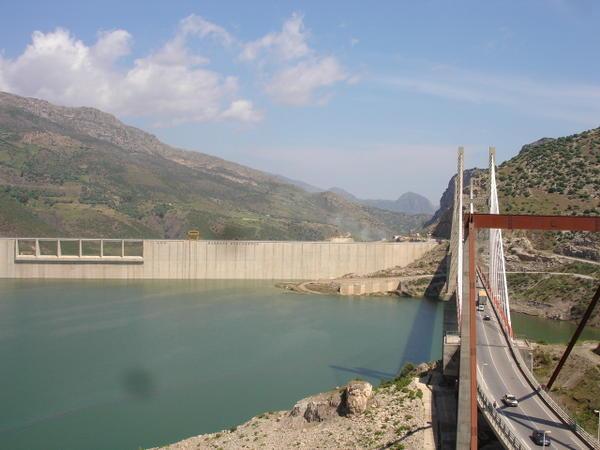 كارثة صحية : تسرب آلاف الأمتار المكعبة من مياه الواد الحار إلى بحيرة سد نواحي الرباط