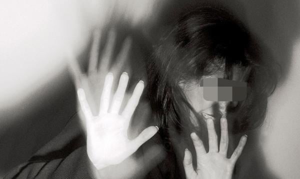 فضيحة مدوية : فنان كوميدي شهير يعنف زميلته و يهددها بعد أن رفضت الإستجابة لمطالبه