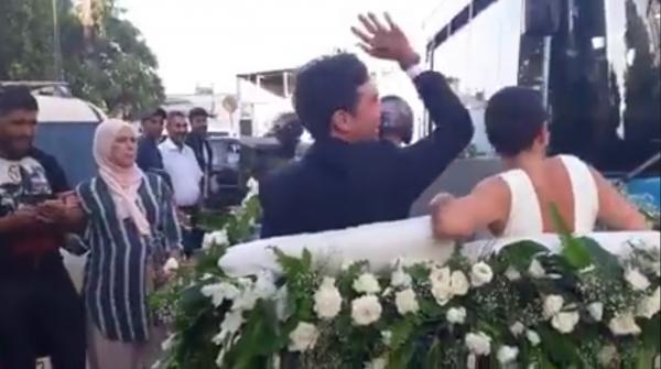 اجانب قاطنون بطنجة يقيمون حفل زفاف على متن تريبورتور