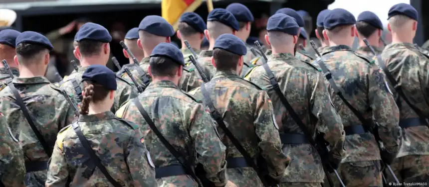 مقطع مثير للجدل من النشيد الوطني يطيح بقائد بالجيش الألماني