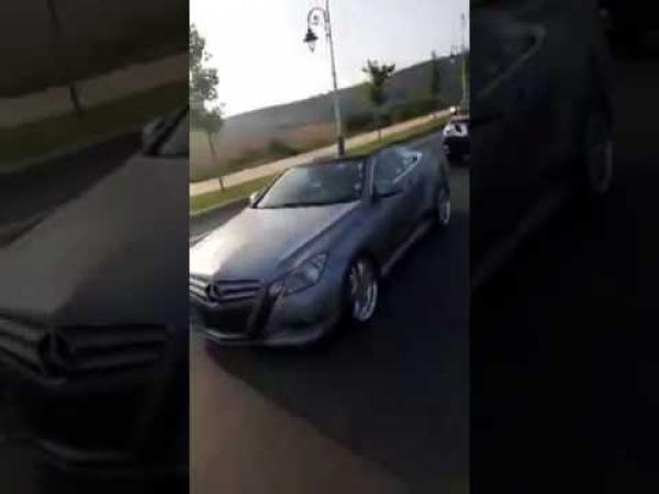 مطاردة مثيرة لسيارة الملك من طرف شاب يمتطي دراجة نارية