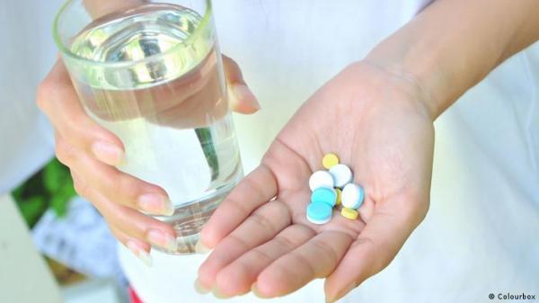 انتبه لوضعية جسمك أثناء تناول حبوب الدواء!