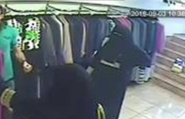 شاهد.. هكذا خدعت النساء بائع لسرقته!