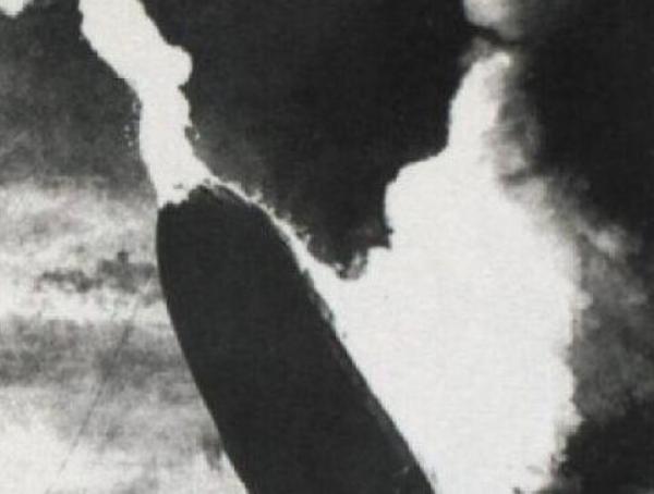 كارثة منطاد هيدنبيرق . التقطت في 6مايو 1937 انهت صناعة السفر بالمنطاد. قتل في هذه الكارثة 35 من اصل 97 