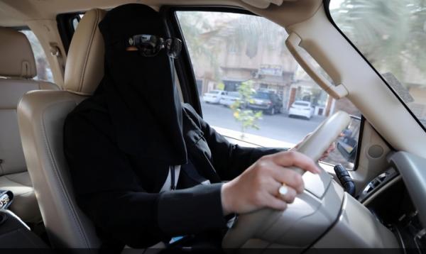 بعد إحراق سيارتها.. مسؤول يفاجئ سيدة سعودية