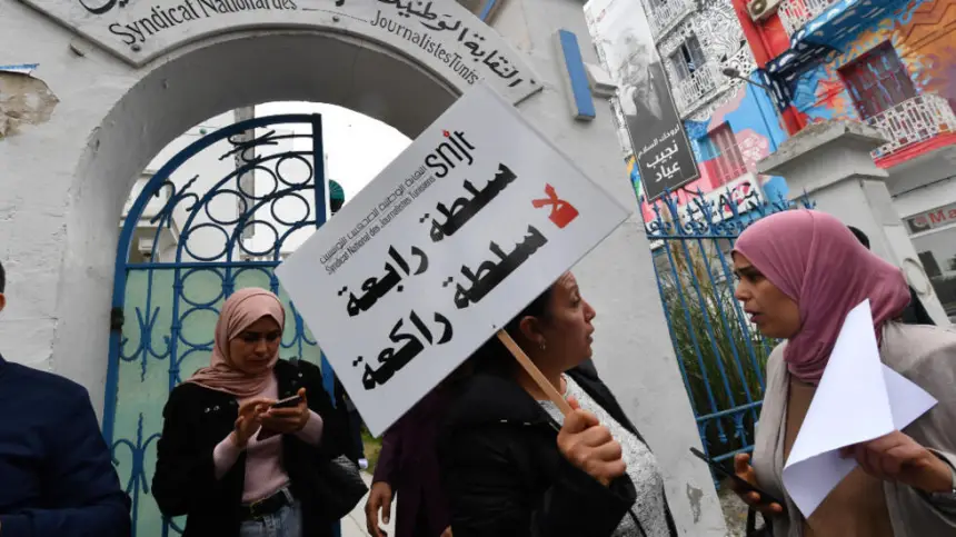 الصحافيون في تونس يصعّدون ويلوّحون بإضراب عام في القطاع