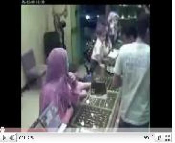 تسرق من محل ذهب في وقت الاذان