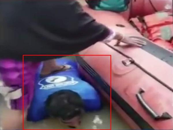 بالفيديو: حمل النساء على ظهره في الفيضان.. فحصل على سيارة مكافأة