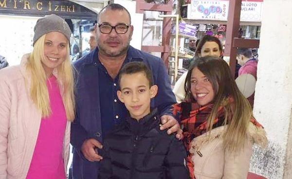 صورة للملك ومولاي الحسن في إسطنبول تلهب "الفايسبوك"