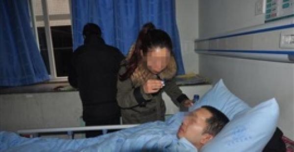 إصابة رجل بالشلل بعد التحديق في هاتفه لمدة يومين متتاليين