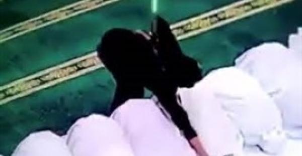 فتاة تسرق النساء بالمسجد لحظة سجودهن (فيديو)