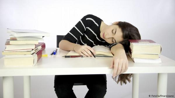 عشاق السهر.. انتبهوا!  : من ينام أبكر يحقق درجات أفضل