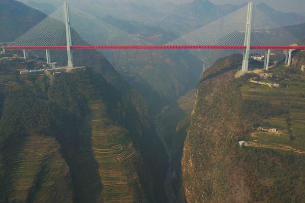 شاهد .. افتتاح أعلى جسر في العالم