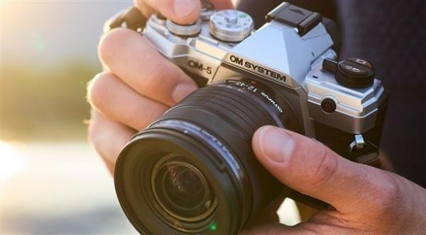 أوليمبس تطلق كاميرا جديدة مقاومة للماء والغبار